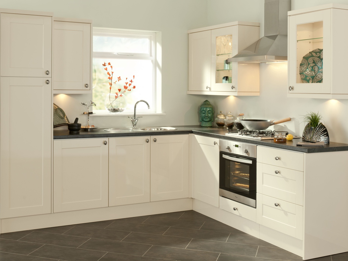 Небольшая светлая кухня