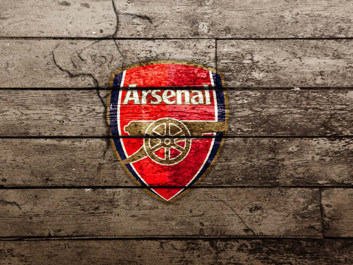 Арсенал на деревянном фоне