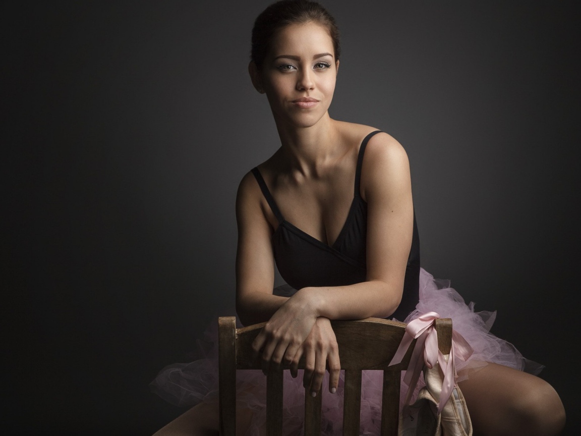 Балерина на стуле