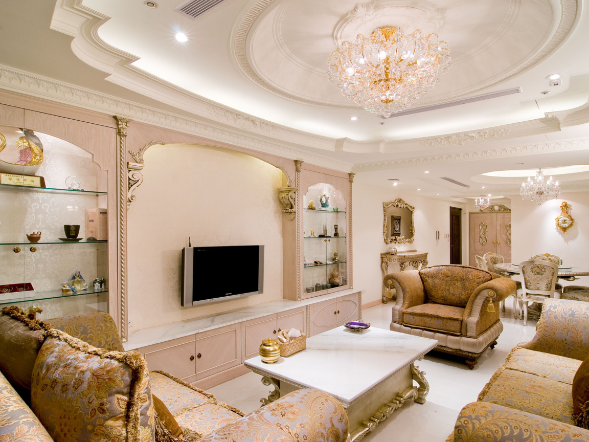 Красивый потолок в гостиной