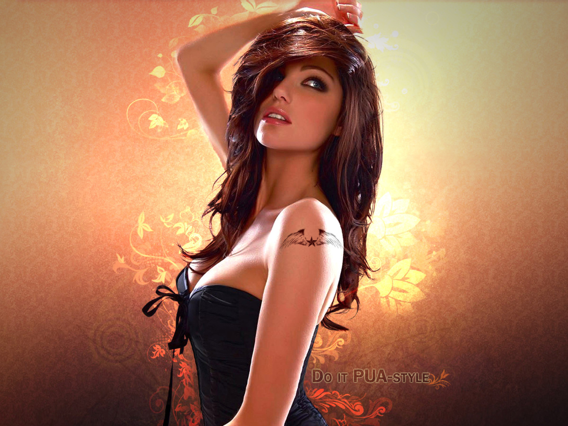 Красивая девушка с татуировкой на плече