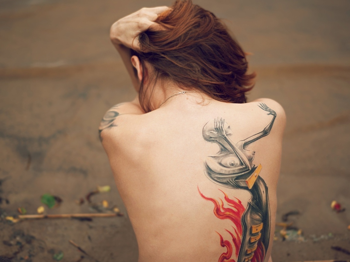 Красивая татуировка на спине у девушки
