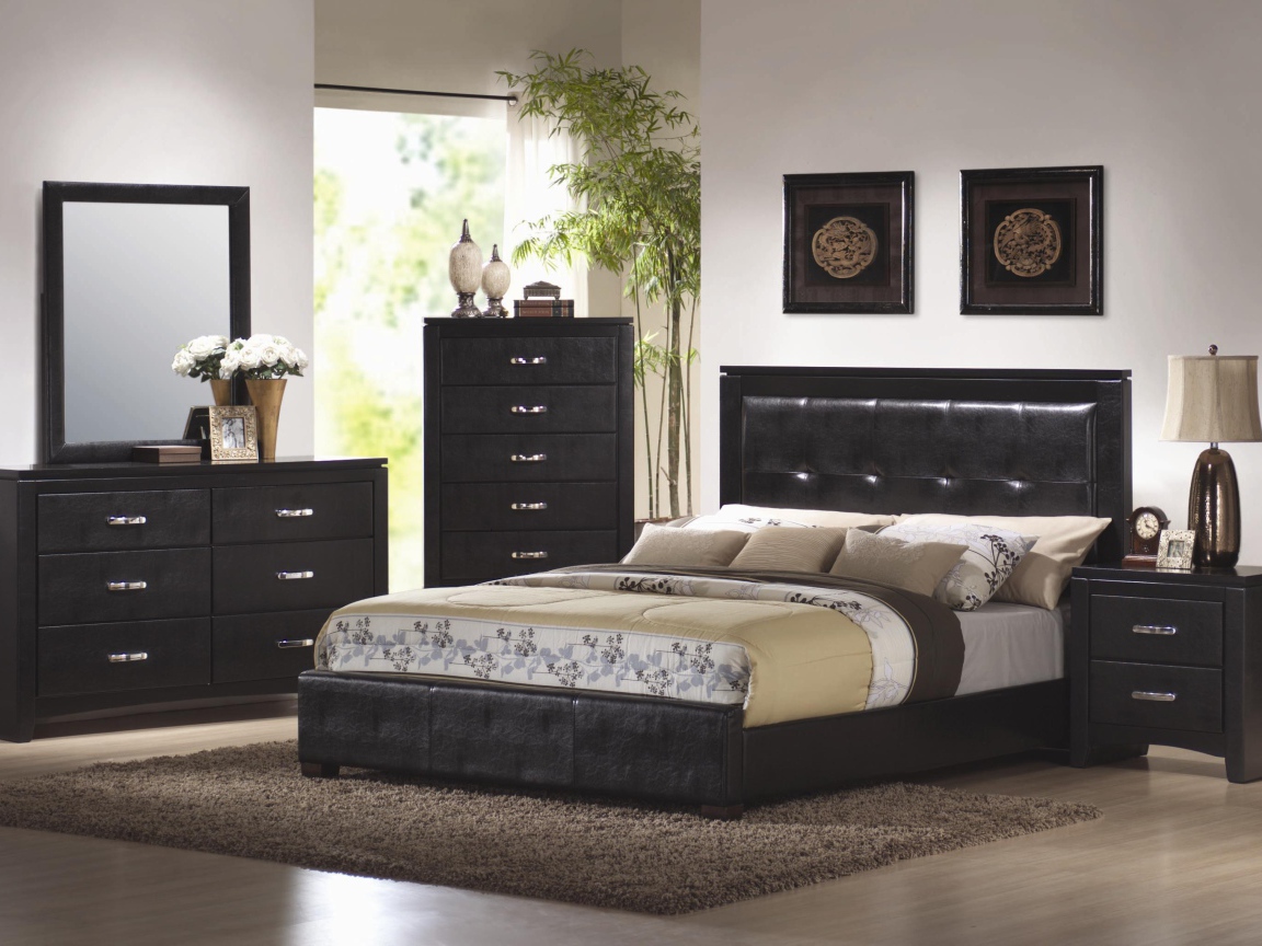 Кровать из черной кожи в спальне