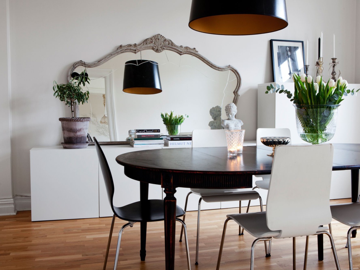 Черная люстра в столовой