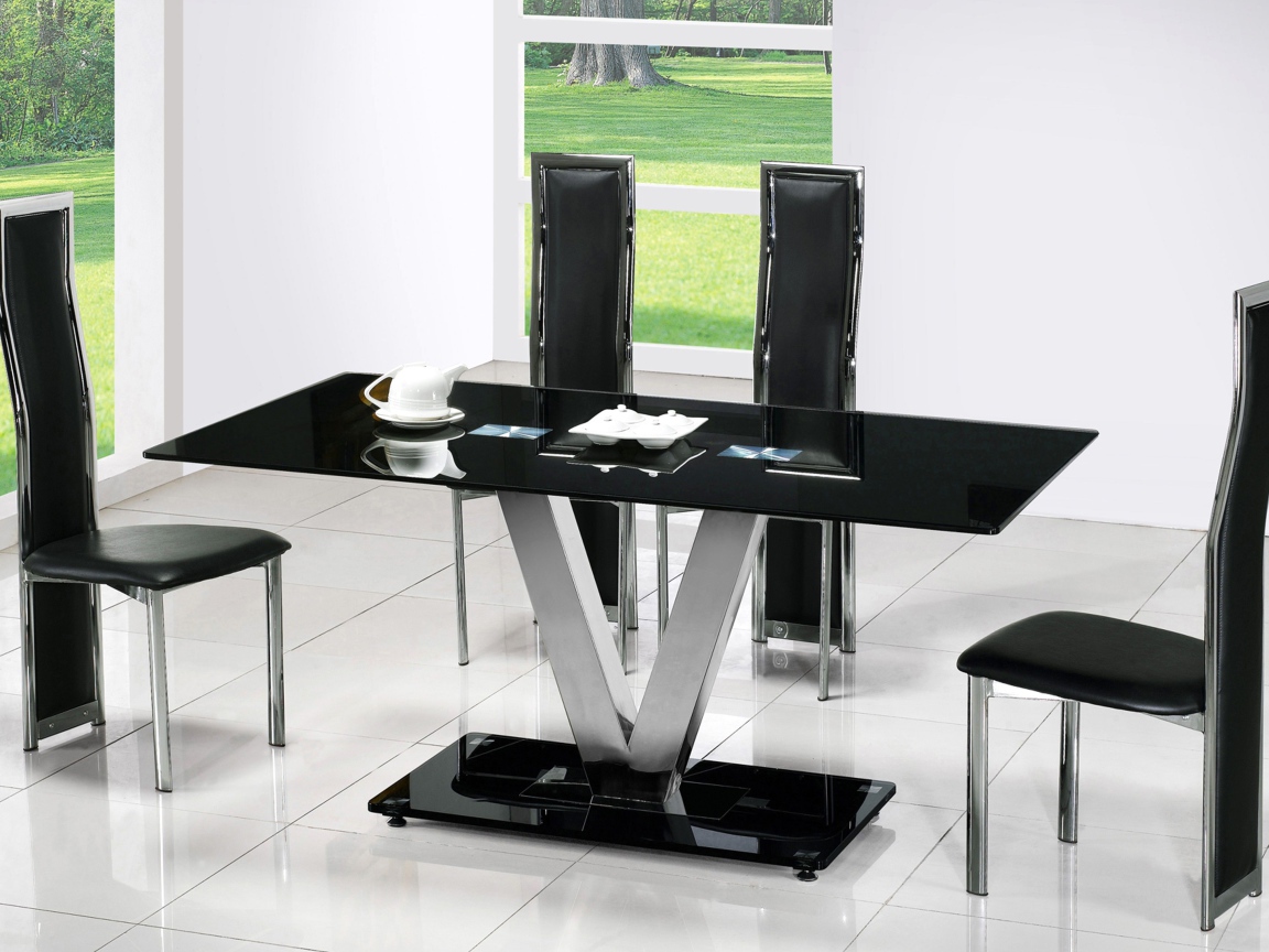 Черная мебель в столовой