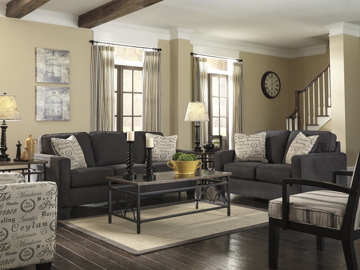 Черная мебель в гостиной