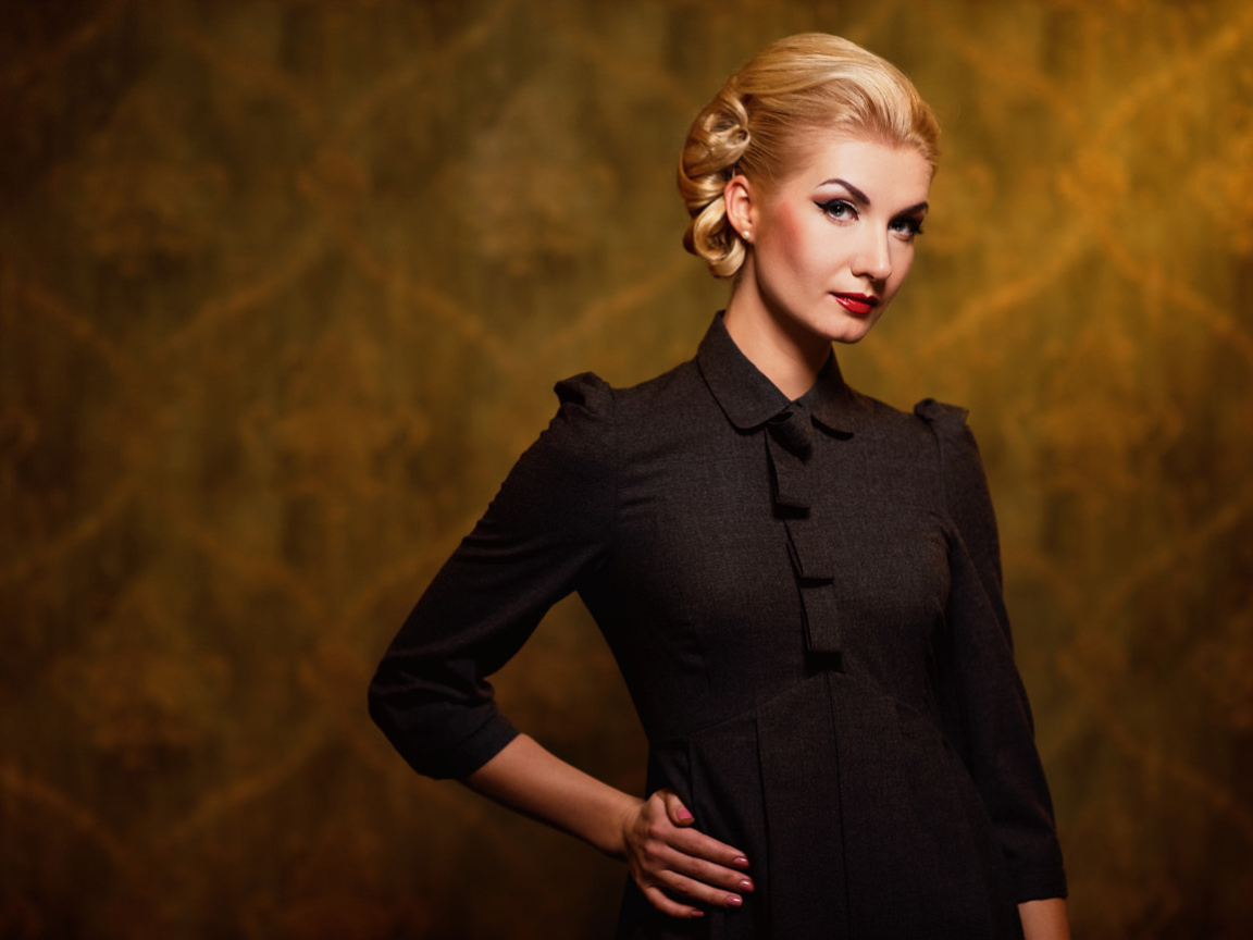 Блондинка на коричневом фоне