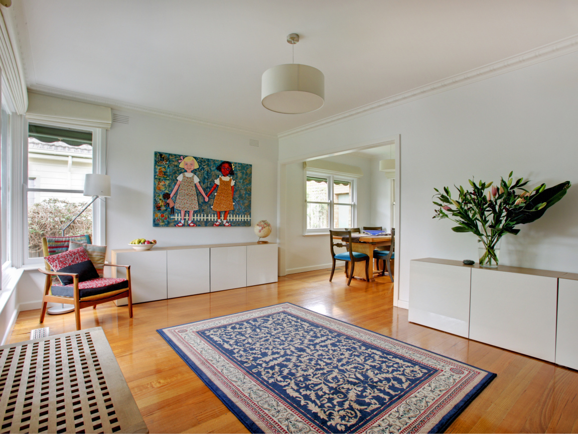 Голубой коврик в гостиной