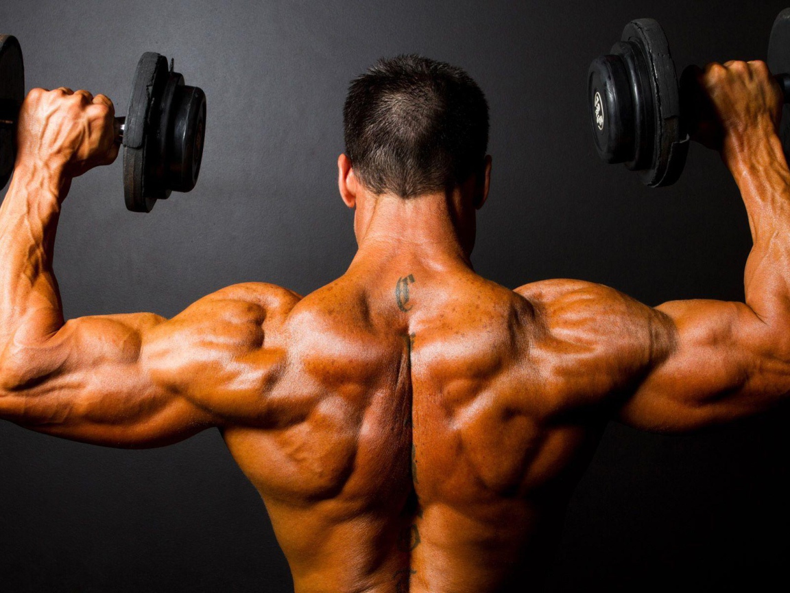 Бодибилдер с татуировкой