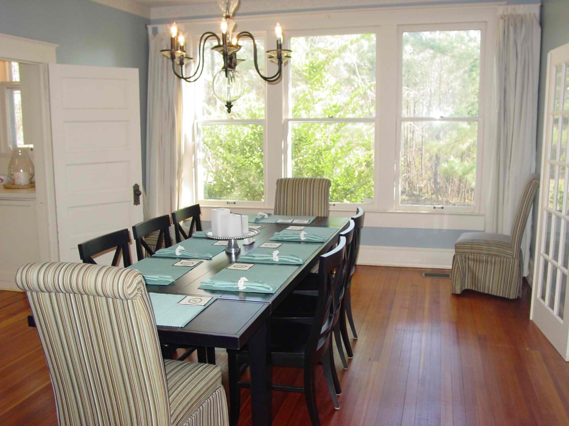 Светлая столовая в доме