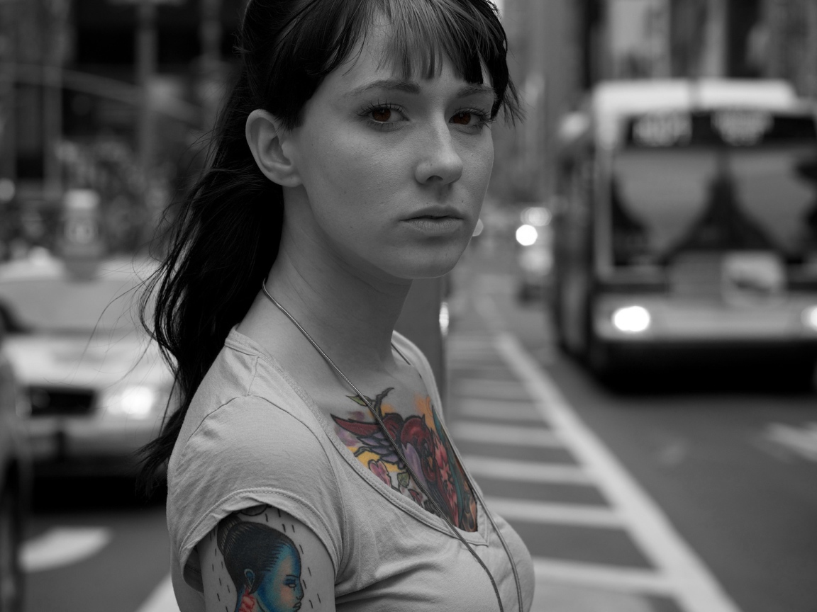 Кареглазая девушка с тату