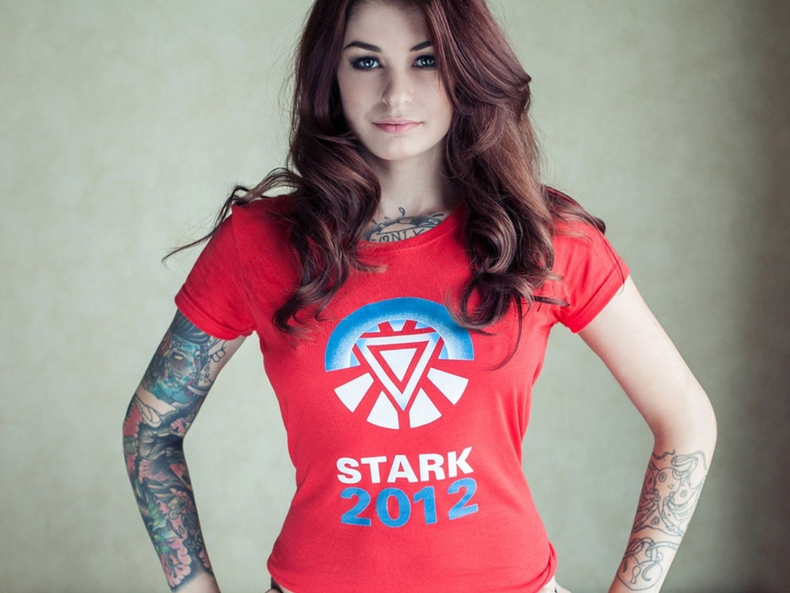 Шатенка с татуированными руками