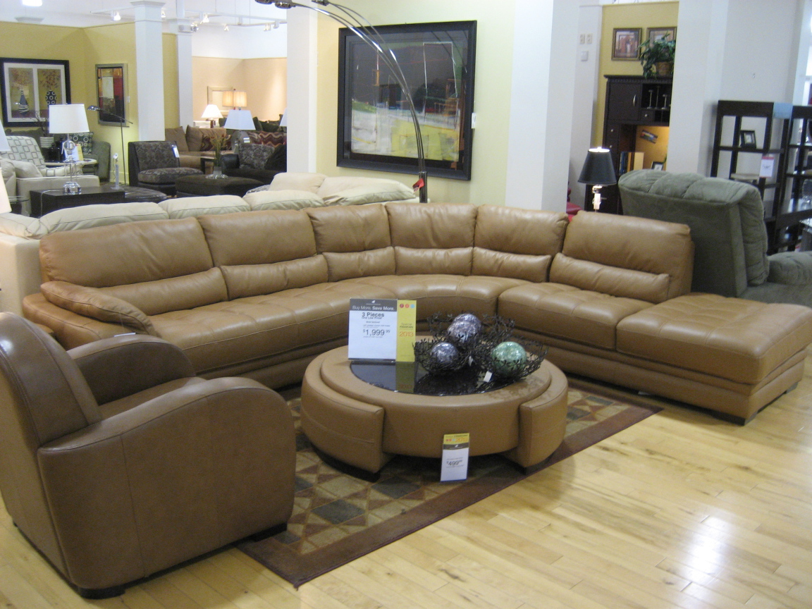 Кожаный коричневый диван в гостиной