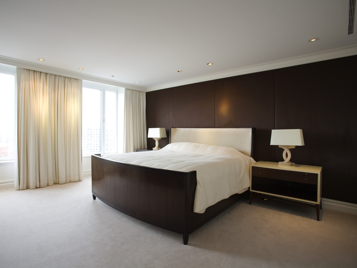 Коричневая стена в спальне