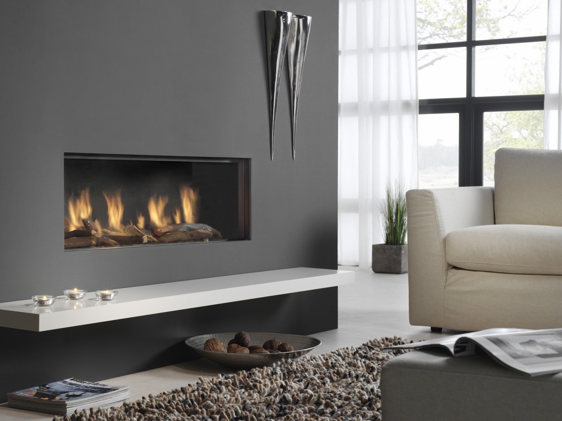 Горящий камин гостиной