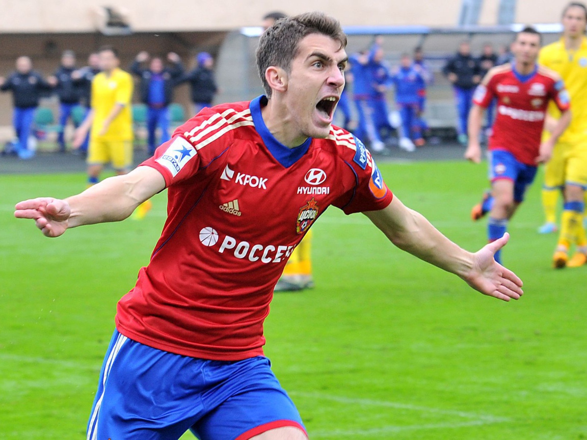 Нападающий ЦСКА Константин Базелюк на поле