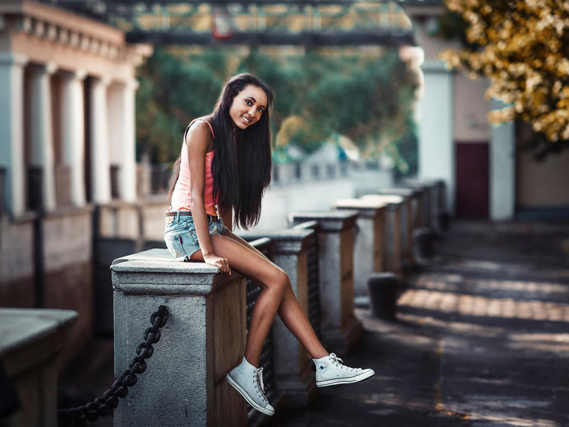 Веселая девушка в кедах