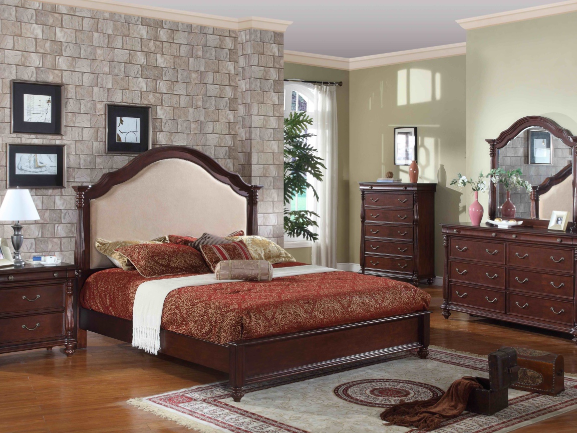 Классическая кровать в спальне