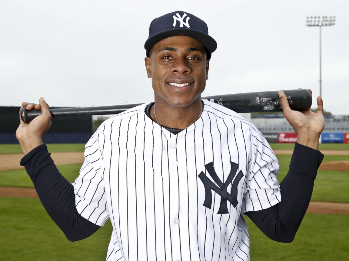 Девид Робертсон на бейсбольном стадионе