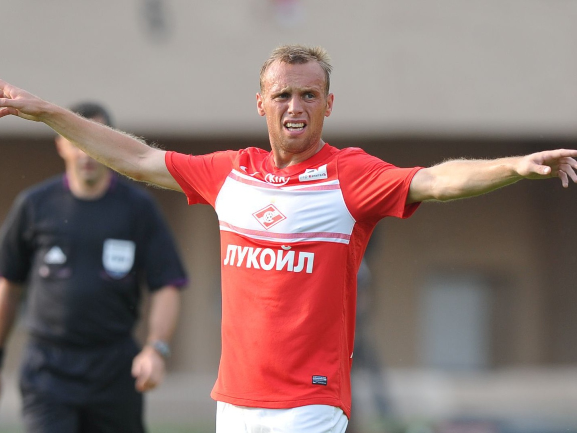 Денис Глушаков полузащитник Спартака в игре