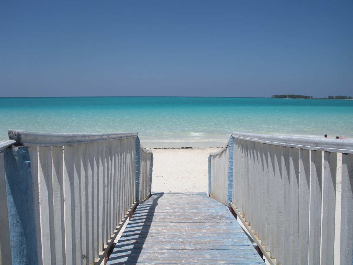 Спуск на пляж на курорте Кайо Гильермо, Куба