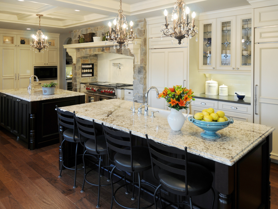 Обеденный стол в кухне