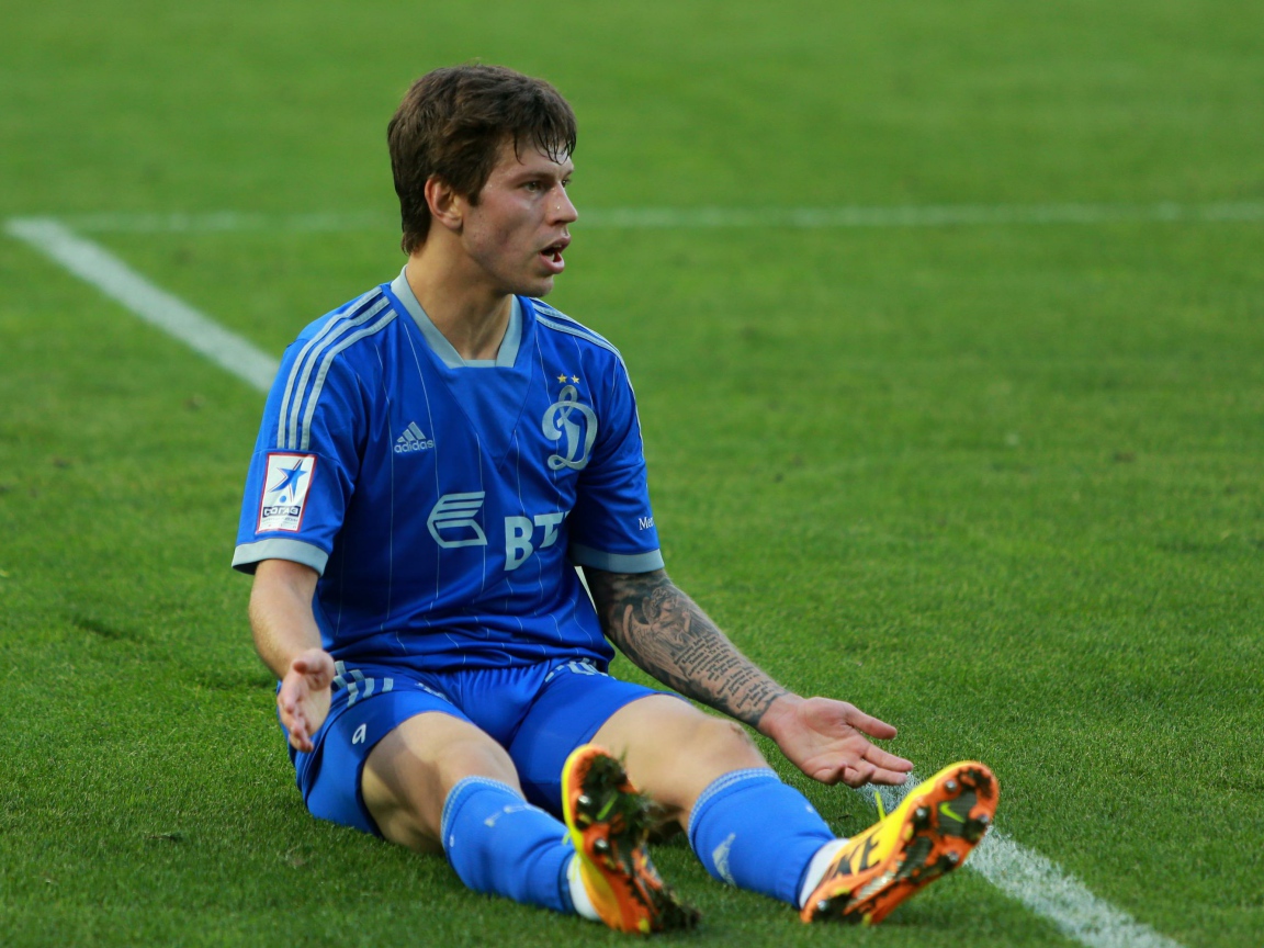 Нападающий Динамо Федор Смолов на поле