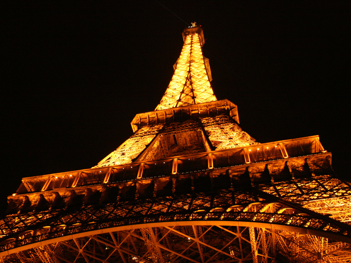 Эйфелева башня, ночная фотография снизу