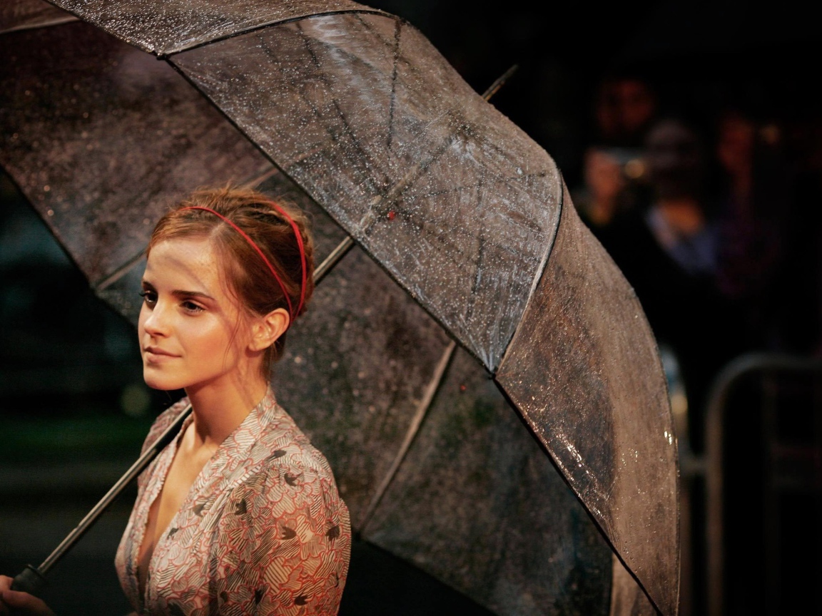 Эмма Уотсон с зонтом