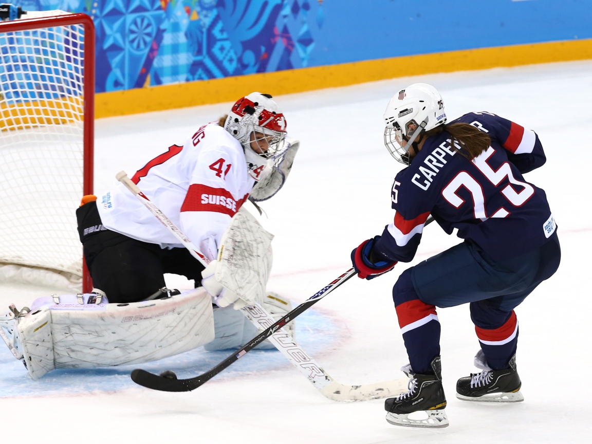 Борьба у ворот в хоккее на Олимпиаде в Сочи