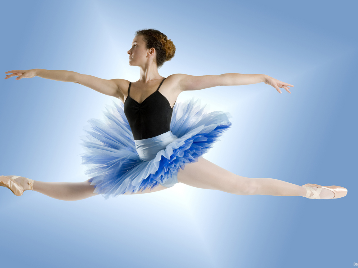 Парящая в воздухе балерина