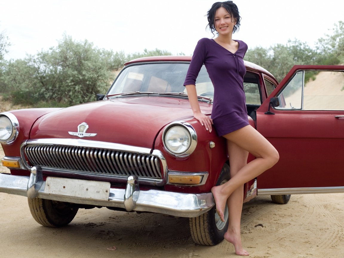 Девушка и красный автомобиль