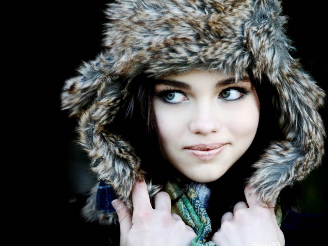 Девушка в меховой шапке