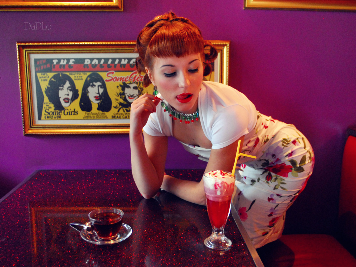 Девушка в кафе