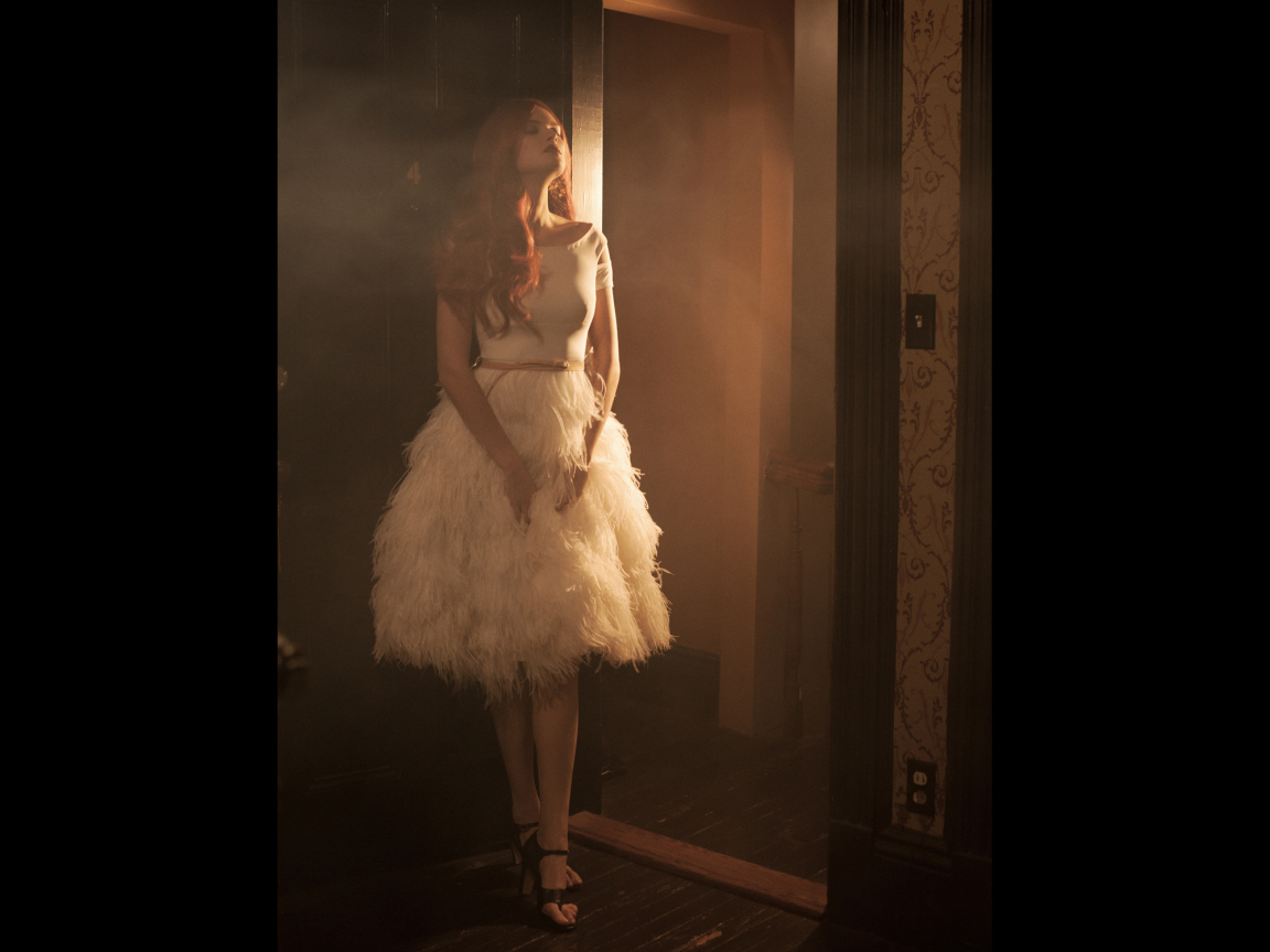 Девушка в белом красивом платье