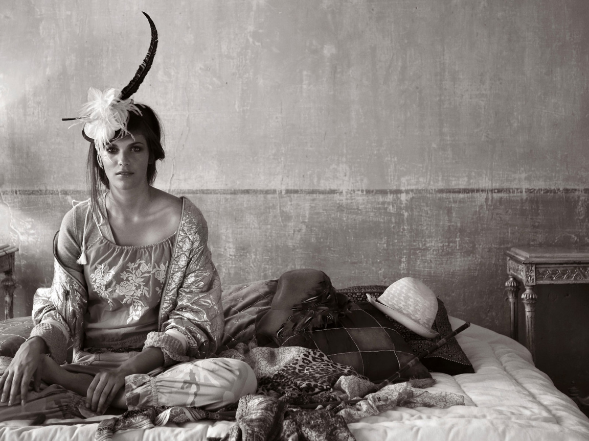 Девушка на кровати, ретро