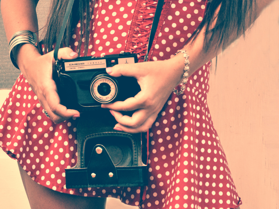 Девушка фотографирует себя