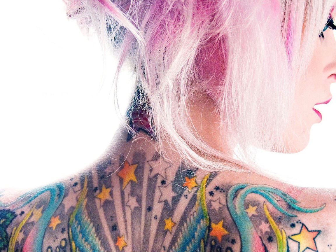 Girl with pink hair and a tattoo on his back