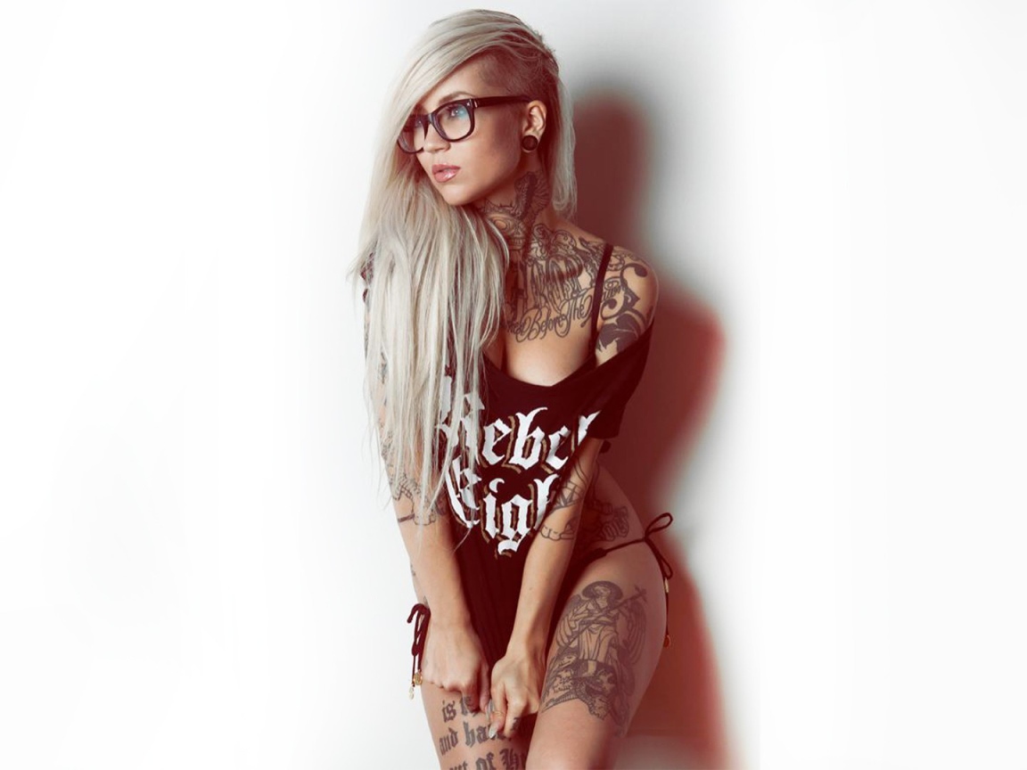 Девушка с тату