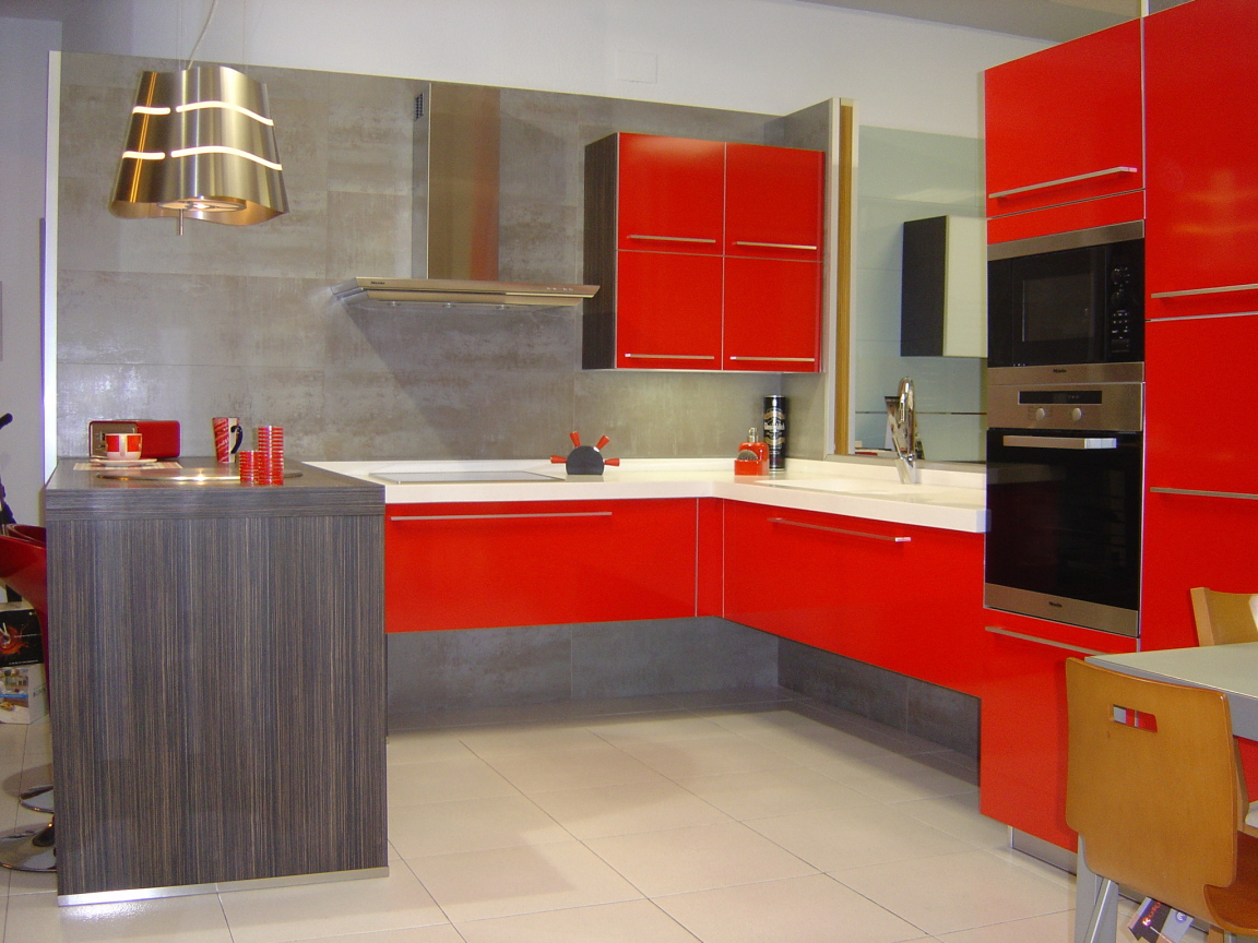 Серый и красный цвет на кухне