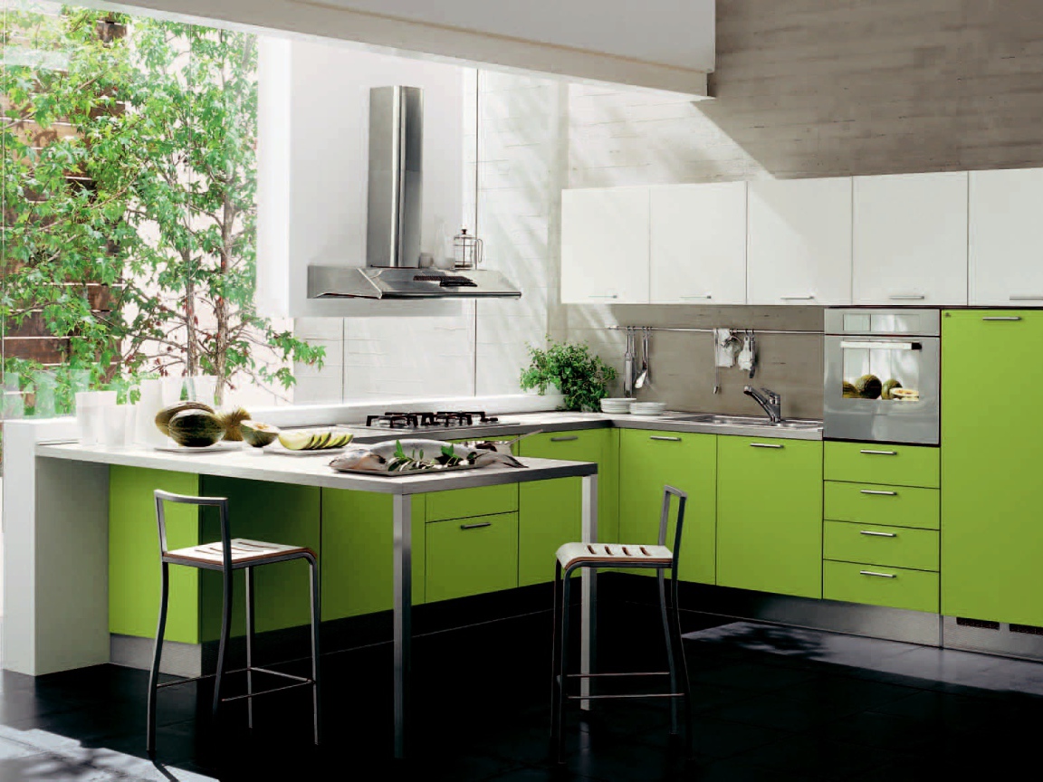 Зелень за окном в кухне