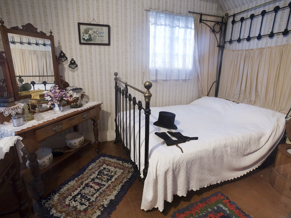 Шляпа на кровати в спальне