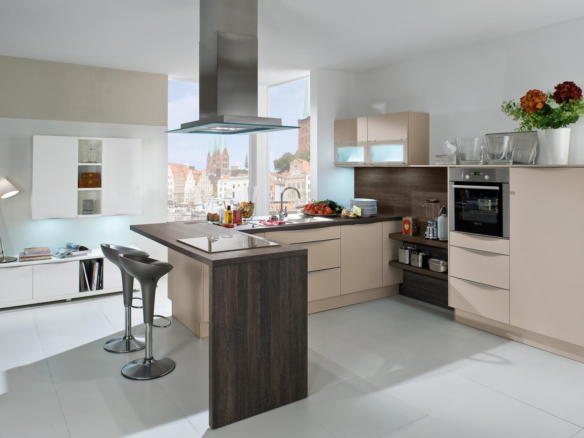 Вытяжка над столом в кухне