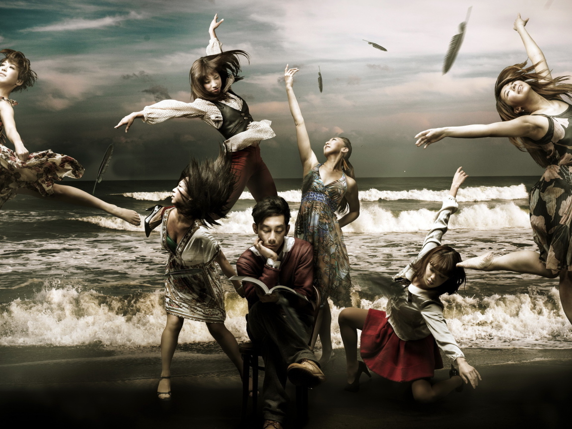 Японские балерины на фоне моря
