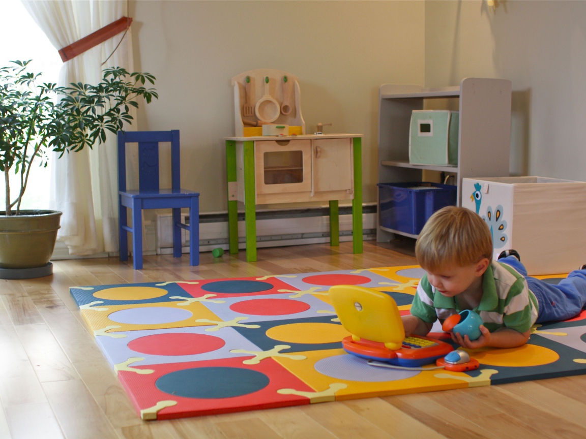 Малыш играет в детской комнате