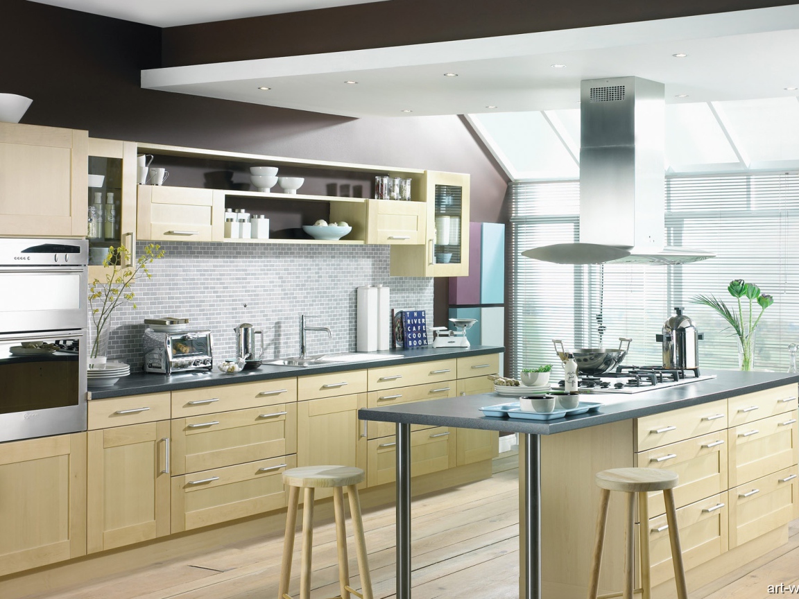 Кухня с большими окнами