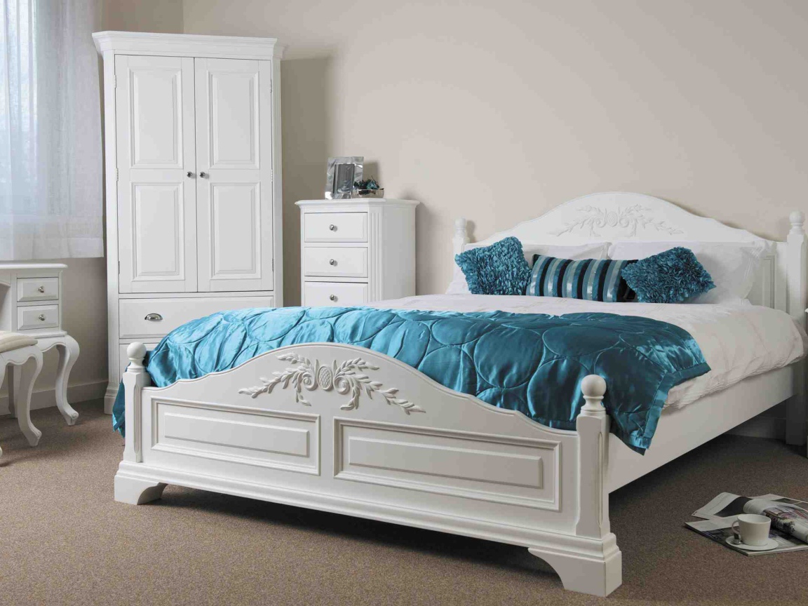 Большая белая кровать в спальне