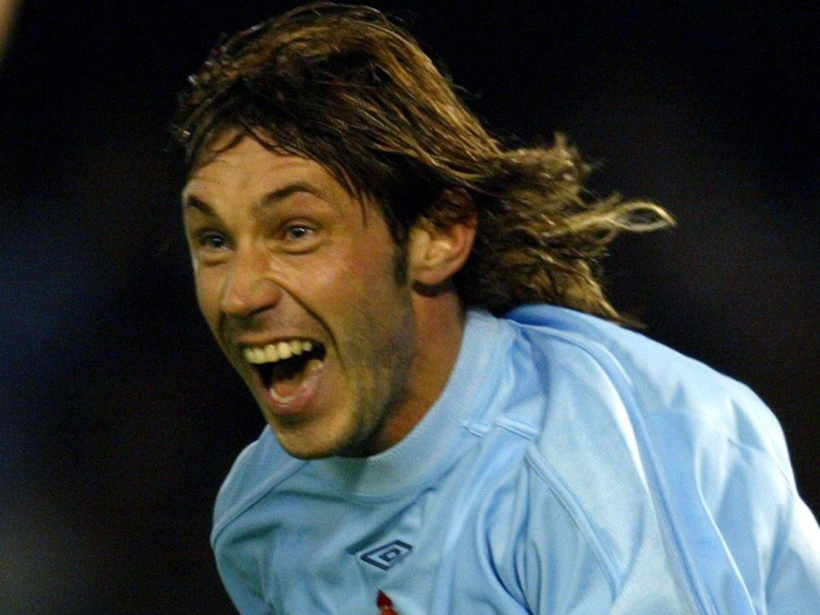 Легендарный футболист Александр Мостовой на поле