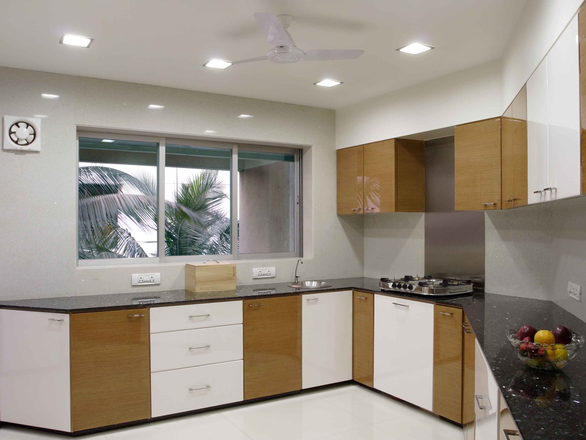 Светлая маленькая кухня