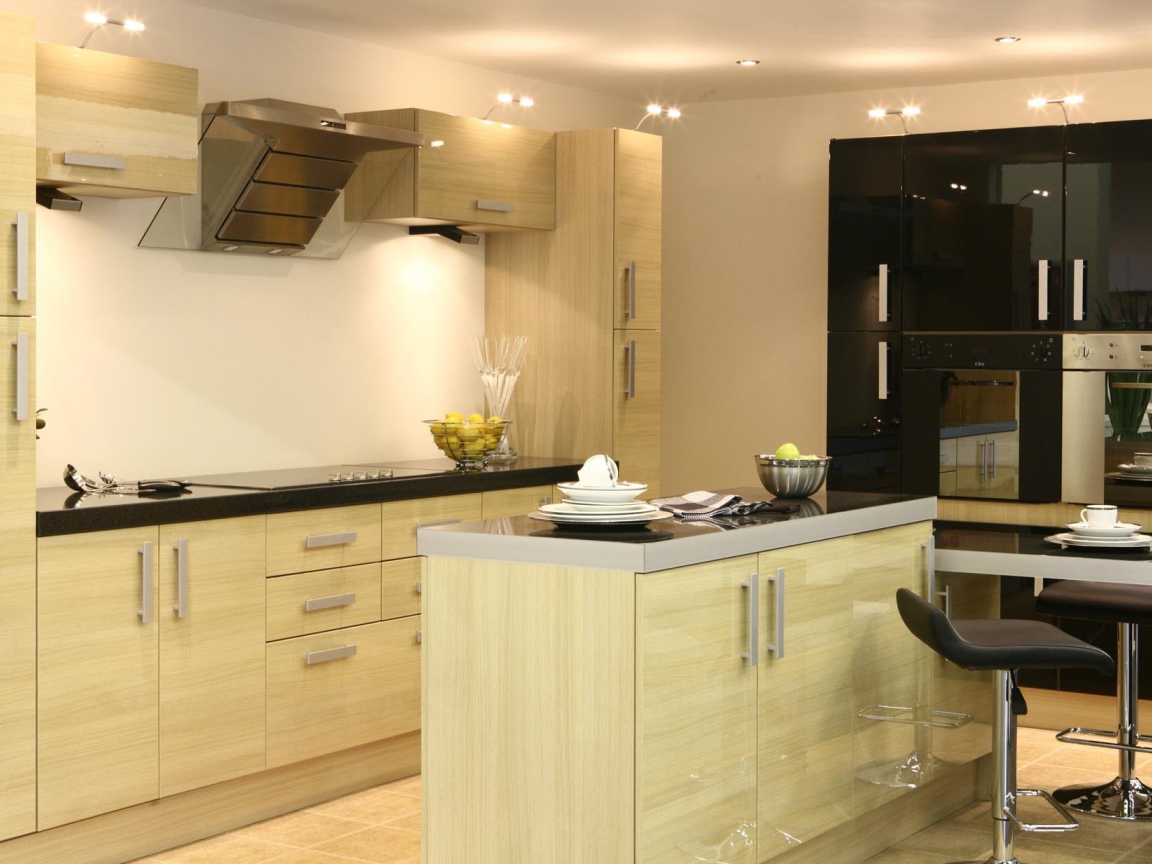 Светлая мебель на кухне